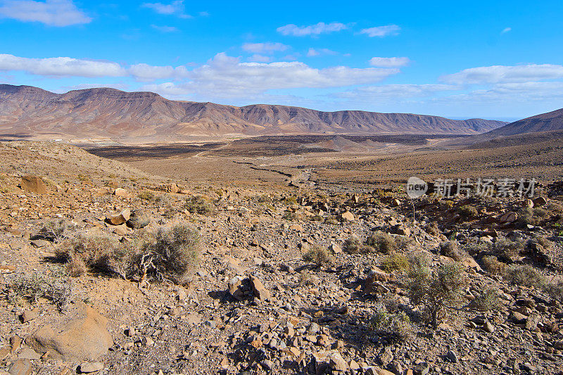 Pozo Negro creek, stone wall和Loma de la Atalayita, Fuerteventura